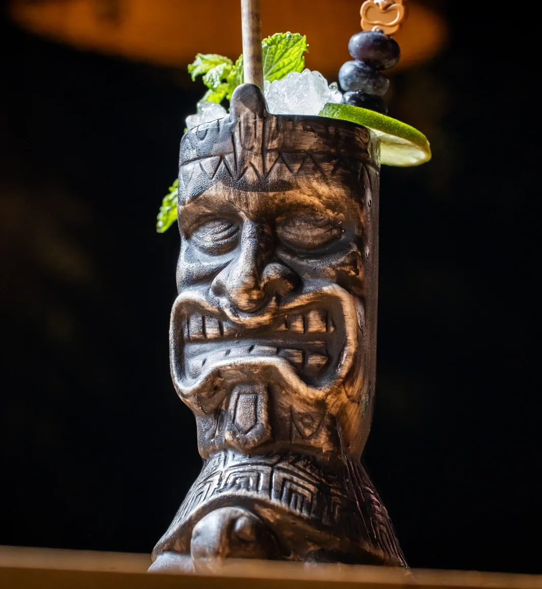 Escena tropical de cocteleria en la selva